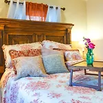 Cozy Adobe Casita: 1 Mile To Plaza! Hébergement de vacances *