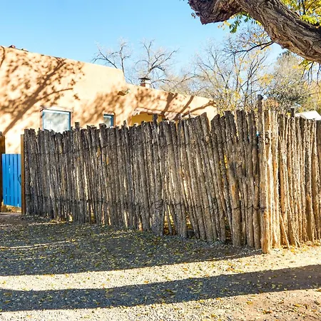 Cozy Adobe Casita: 1 Mile To Plaza! Holiday home *